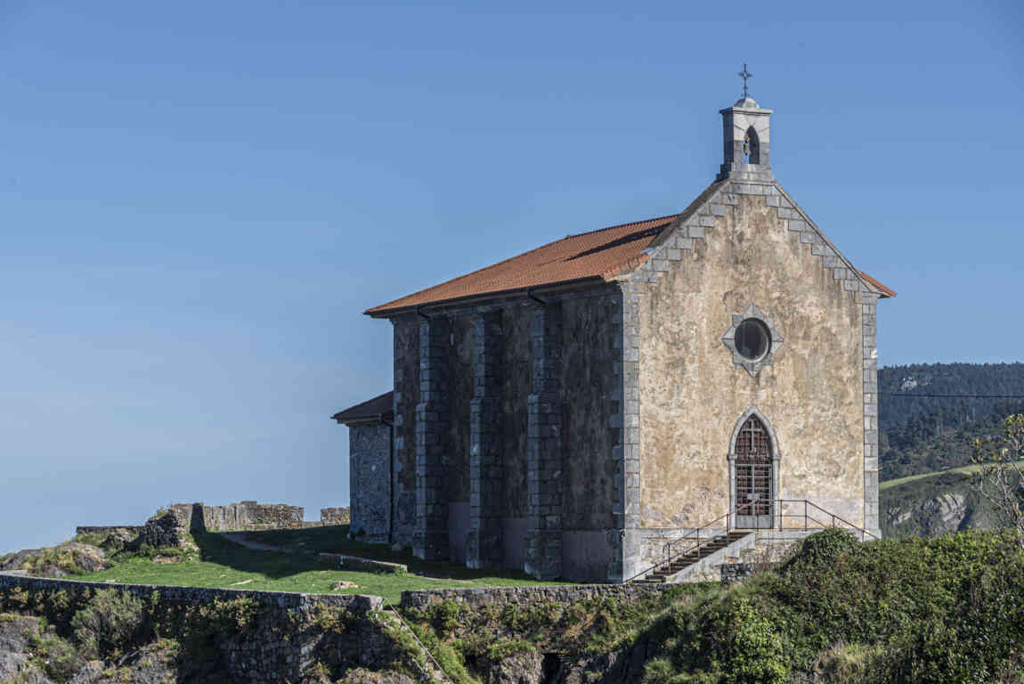 Vizcaya - Mundaka 01 - ermita de Santa Catalina.jpg